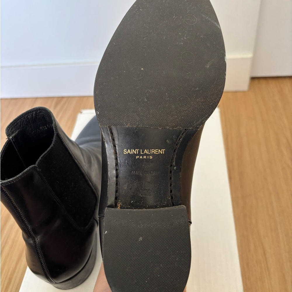 Saint Laurent Paris Wyatt Chelsea Boots in Smooth Leather - Picture 8 of 8
